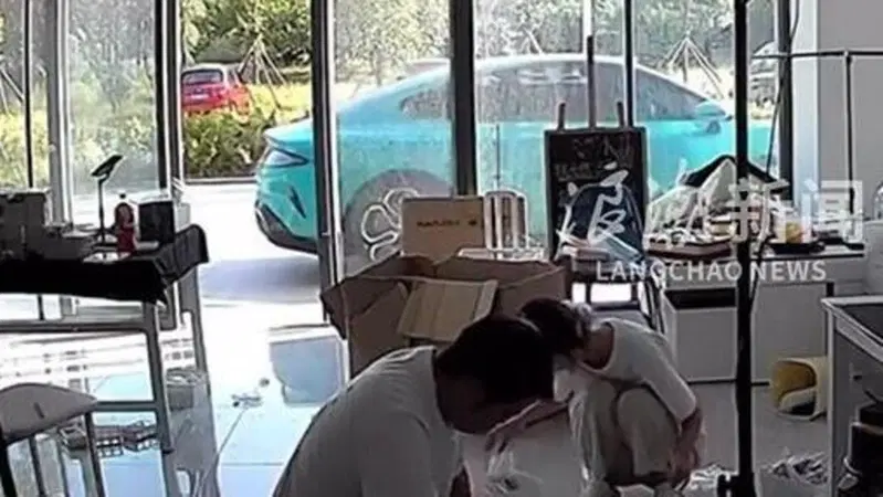 Paura in Cina: la Xiaomi SU7 &ldquo;si accende da sola&rdquo; e fugge dal parcheggio senza conducente [VIDEO]