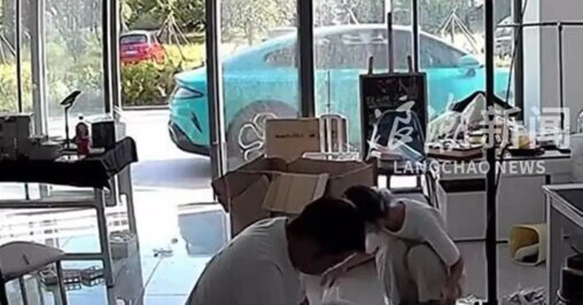 Paura in Cina: la Xiaomi SU7 &ldquo;si accende da sola&rdquo; e fugge dal parcheggio senza conducente [VIDEO]