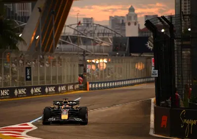 F1, Verstappen vola in FP3 a Singapore: Leclerc in difficoltà, McLaren favorita per la pole