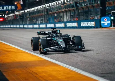 F1. Russell in pole a Singapore, Verstappen secondo in qualifica. Ferrari in difficoltà e Williams squalificate