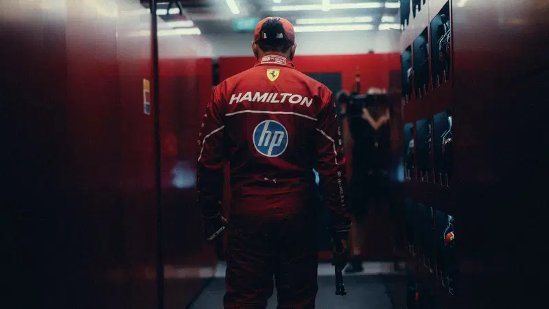 F1, Hamilton avverte Ferrari a Singapore: "Bisogna migliorare le operazioni in qualifica, cos&igrave; non va"