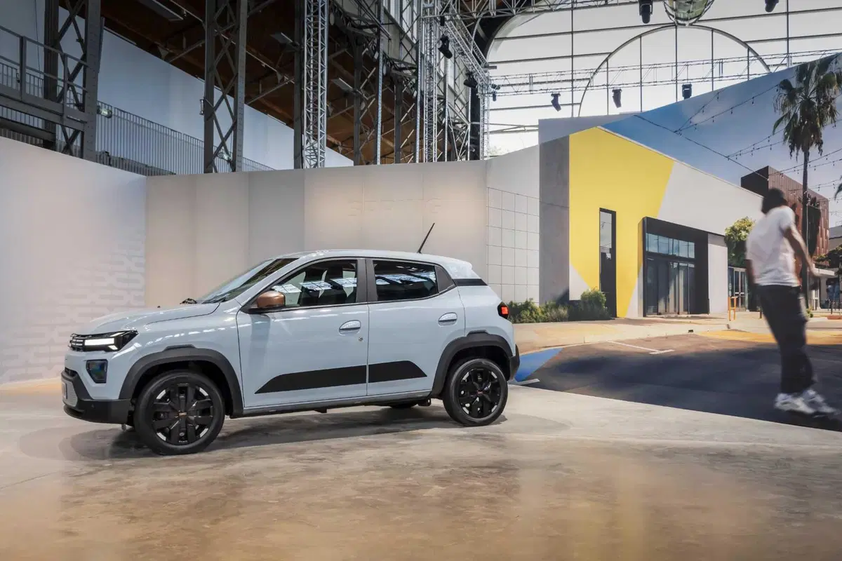 Dacia Spring 2026: si rinnova la piccola elettrica, più potenza e nuove batterie  (3)