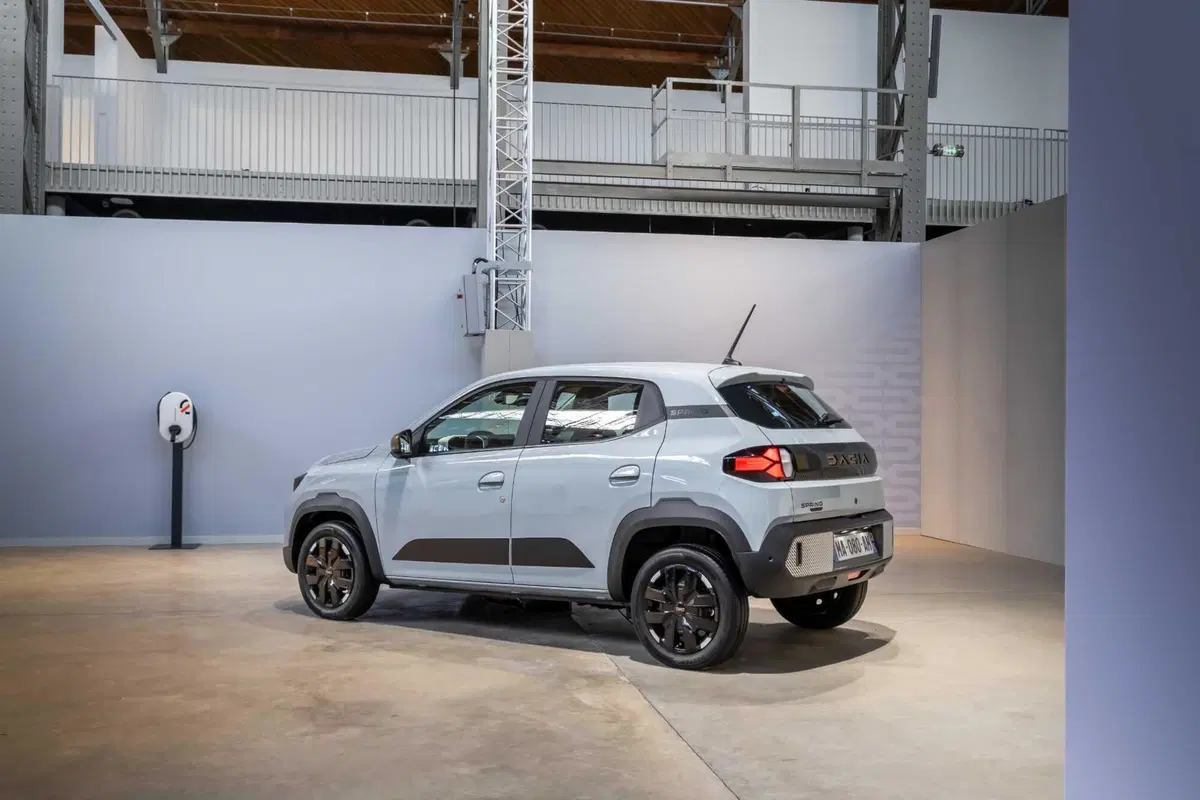 Dacia Spring 2026: si rinnova la piccola elettrica, più potenza e nuove batterie  (6)