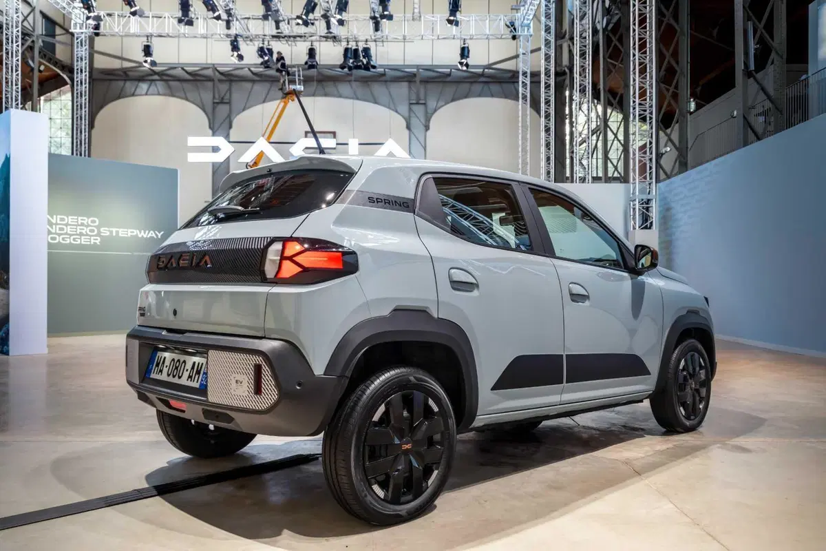 Dacia Spring 2026: si rinnova la piccola elettrica, più potenza e nuove batterie  (7)