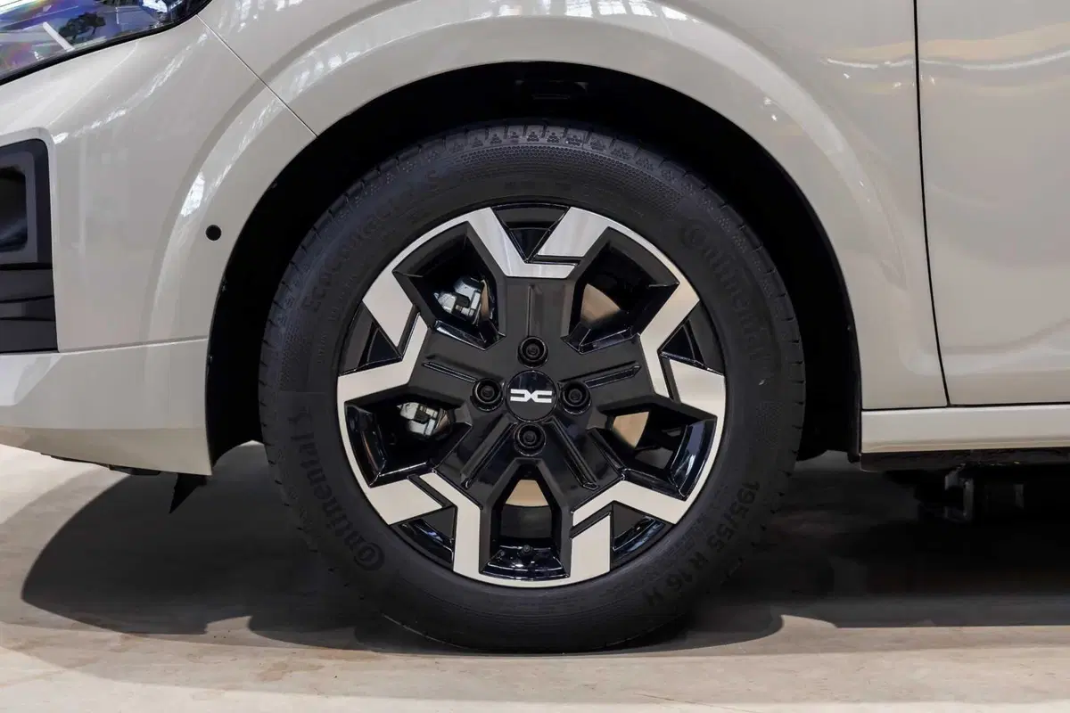 Dacia rinnova Sandero e Jogger: arriva l'ibrido da 155 CV e il GPL con cambio automatico (13)