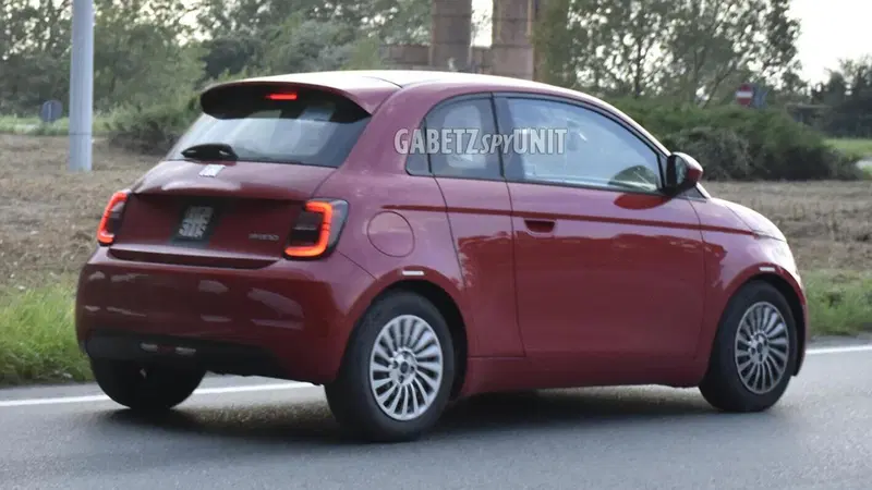 Nuova Fiat 500 Hybrid 3+1: la citycar ibrida con una porta in pi&ugrave; si prepara al debutto [Foto Spia]