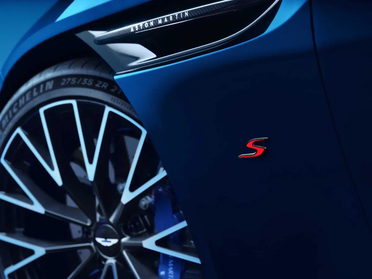 Aston Martin DB12 S: la nuova ammiraglia con il V8 bi-turbo sprigiona 700 Cv, l'ingegneria britannica si spinge oltre ogni limite (9)