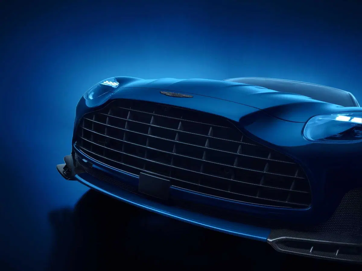 Aston Martin DB12 S: la nuova ammiraglia con il V8 bi-turbo sprigiona 700 Cv, l'ingegneria britannica si spinge oltre ogni limite (16)