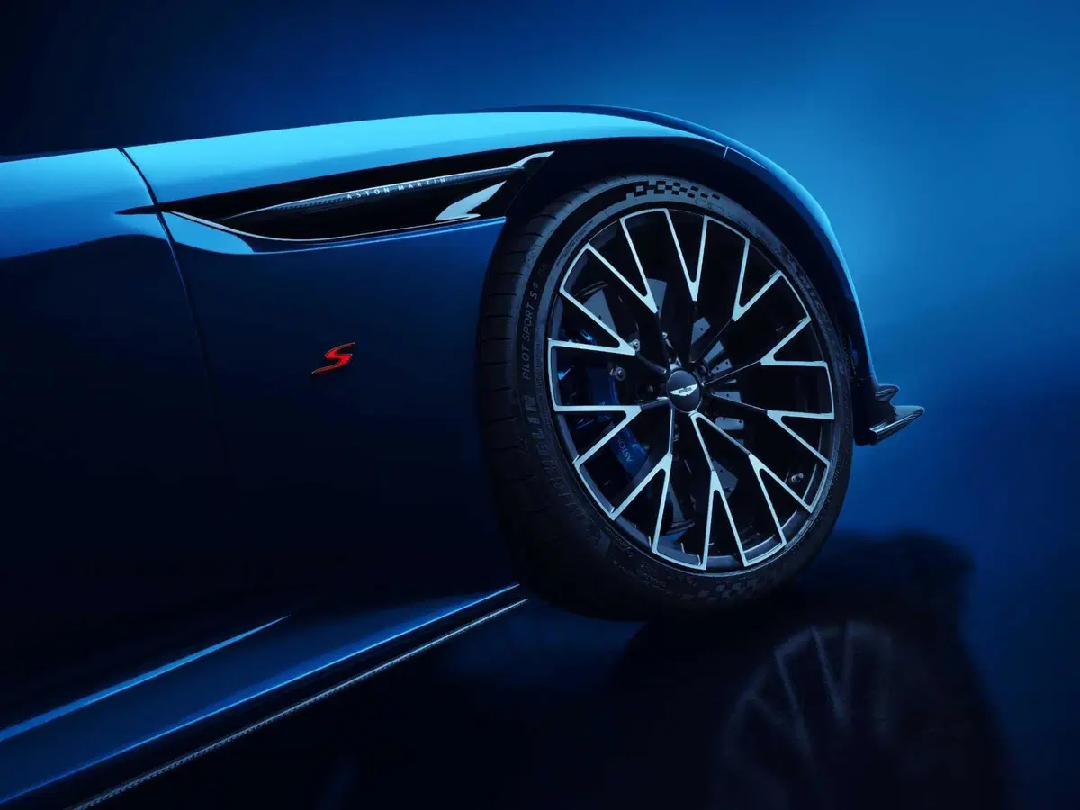 Aston Martin DB12 S: la nuova ammiraglia con il V8 bi-turbo sprigiona 700 Cv, l'ingegneria britannica si spinge oltre ogni limite (19)