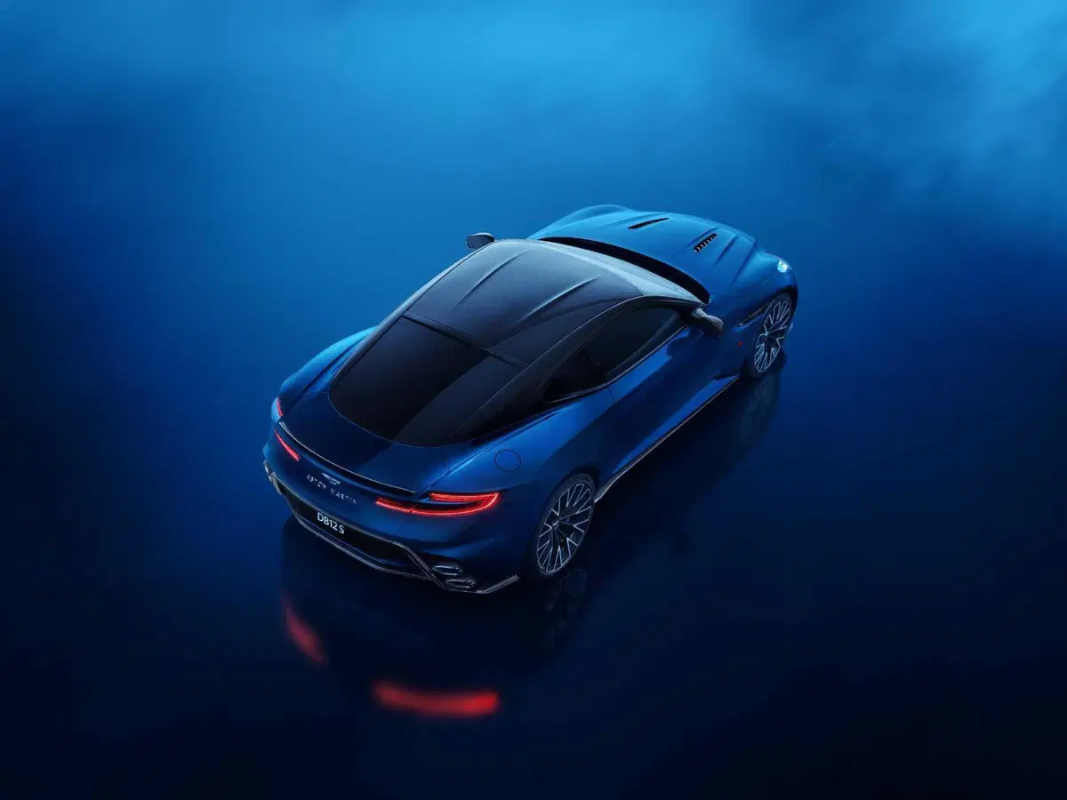 Aston Martin DB12 S: la nuova ammiraglia con il V8 bi-turbo sprigiona 700 Cv, l'ingegneria britannica si spinge oltre ogni limite (20)