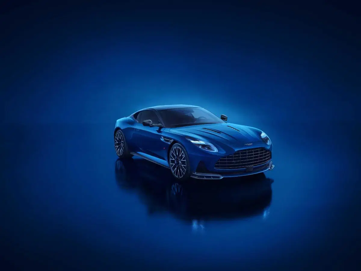 Aston Martin DB12 S: la nuova ammiraglia con il V8 bi-turbo sprigiona 700 Cv, l'ingegneria britannica si spinge oltre ogni limite