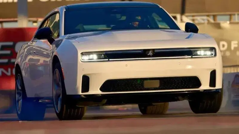 Dodge Charger: il V8 potrebbe davvero tornare. Stellantis pronta a investire 10 miliardi di dollari 