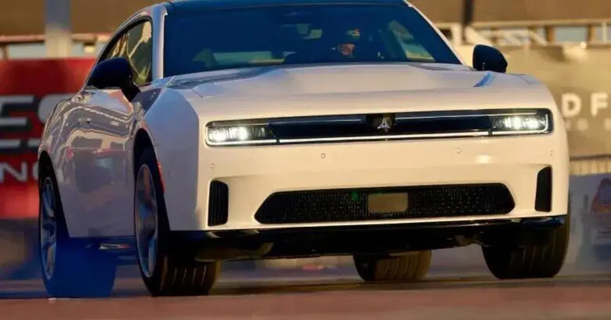 Dodge Charger: il V8 potrebbe davvero tornare. Stellantis pronta a investire 10 miliardi di dollari 