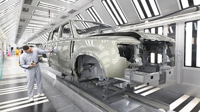 Jaguar Land Rover riparte dopo l&rsquo;attacco hacker: la produzione torna attiva dopo oltre un mese di stop