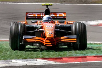 Il giorno in cui un pilota sconosciuto domin&ograve; la Formula 1 al N&uuml;rburgring