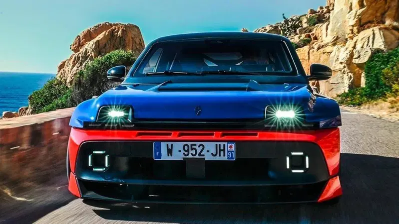 Renault 5 Turbo 3E (2027): l'elettrica da 555 CV debutta sulle strade della Corsica [Foto Spia]