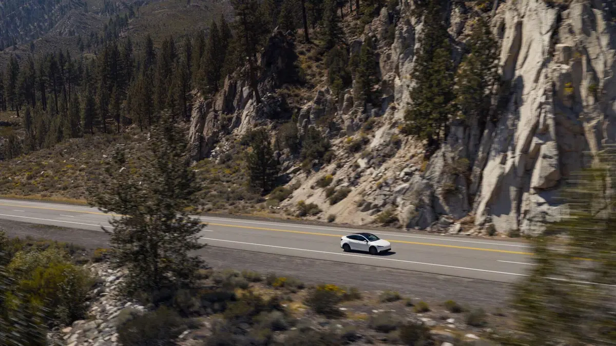 Tesla Model Y Standard: debutta la versione più accessibile del SUV elettrico più venduto al mondo (7)
