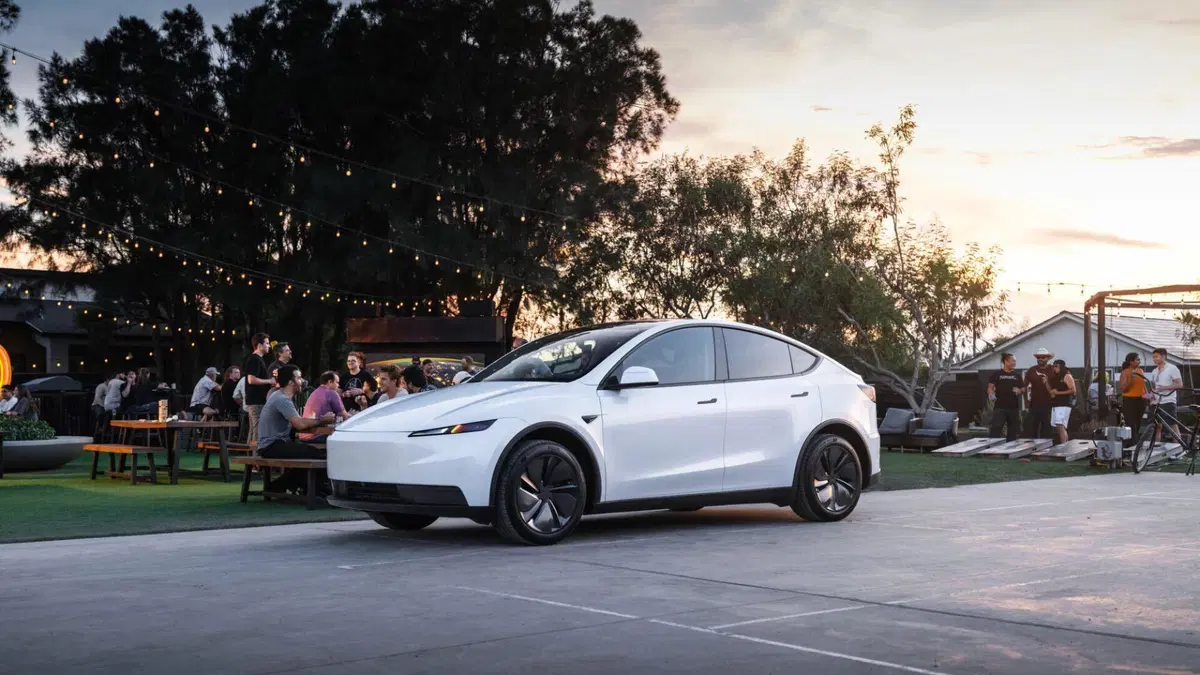 Tesla Model Y Standard: debutta la versione più accessibile del SUV elettrico più venduto al mondo (8)
