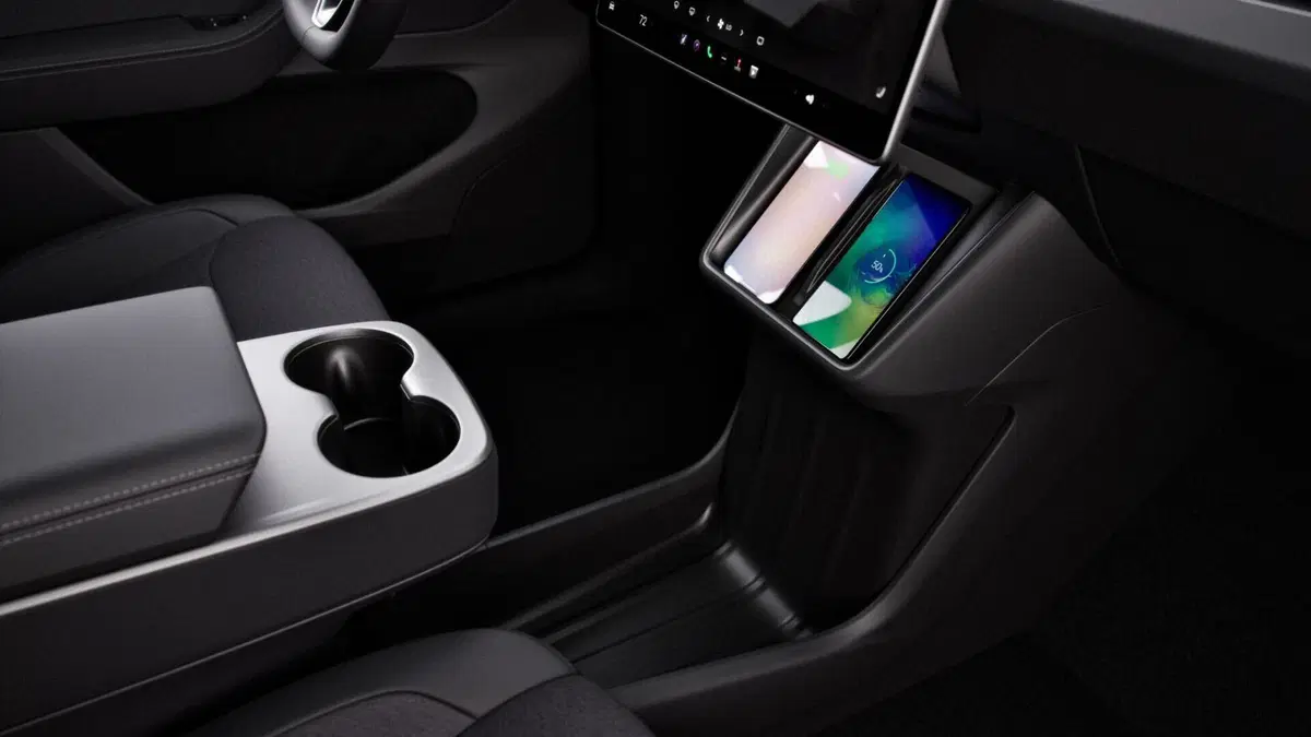 Tesla Model Y Standard: debutta la versione più accessibile del SUV elettrico più venduto al mondo (12)