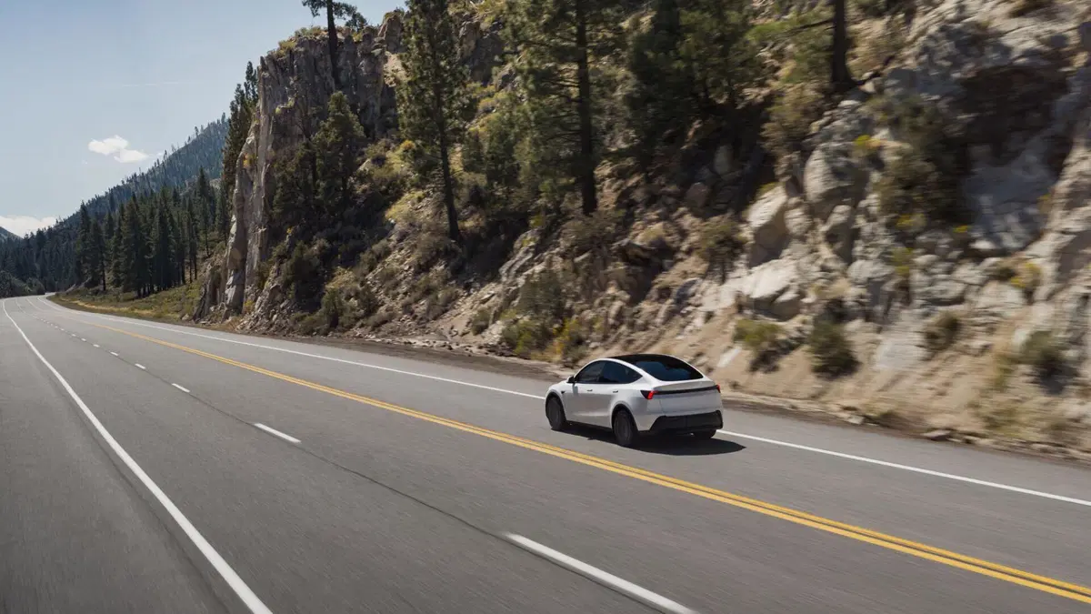 Tesla Model Y Standard: debutta la versione più accessibile del SUV elettrico più venduto al mondo (14)