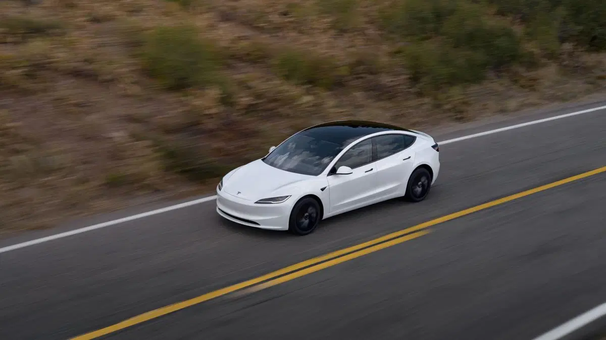 Tesla Model Y e Model 3 Standard: debuttano ufficialmente le versioni più accessibili del SUV e della berlina elettrica