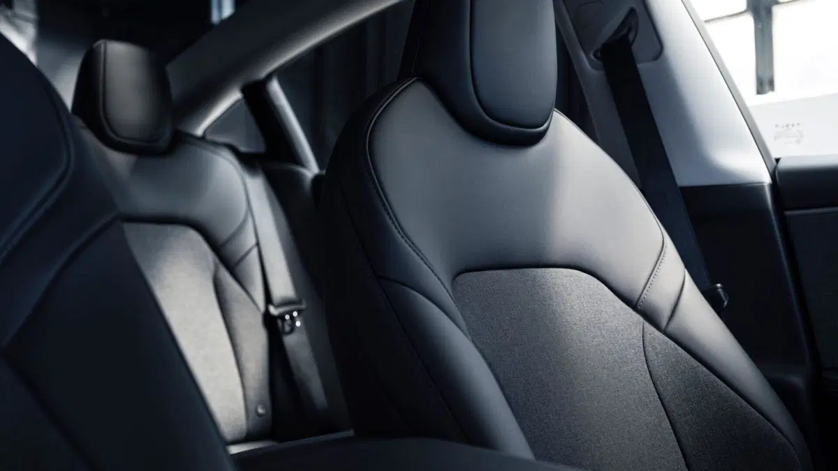 Tesla Model Y e Model 3 Standard: debuttano ufficialmente le versioni più accessibili del SUV e della berlina elettrica (7)