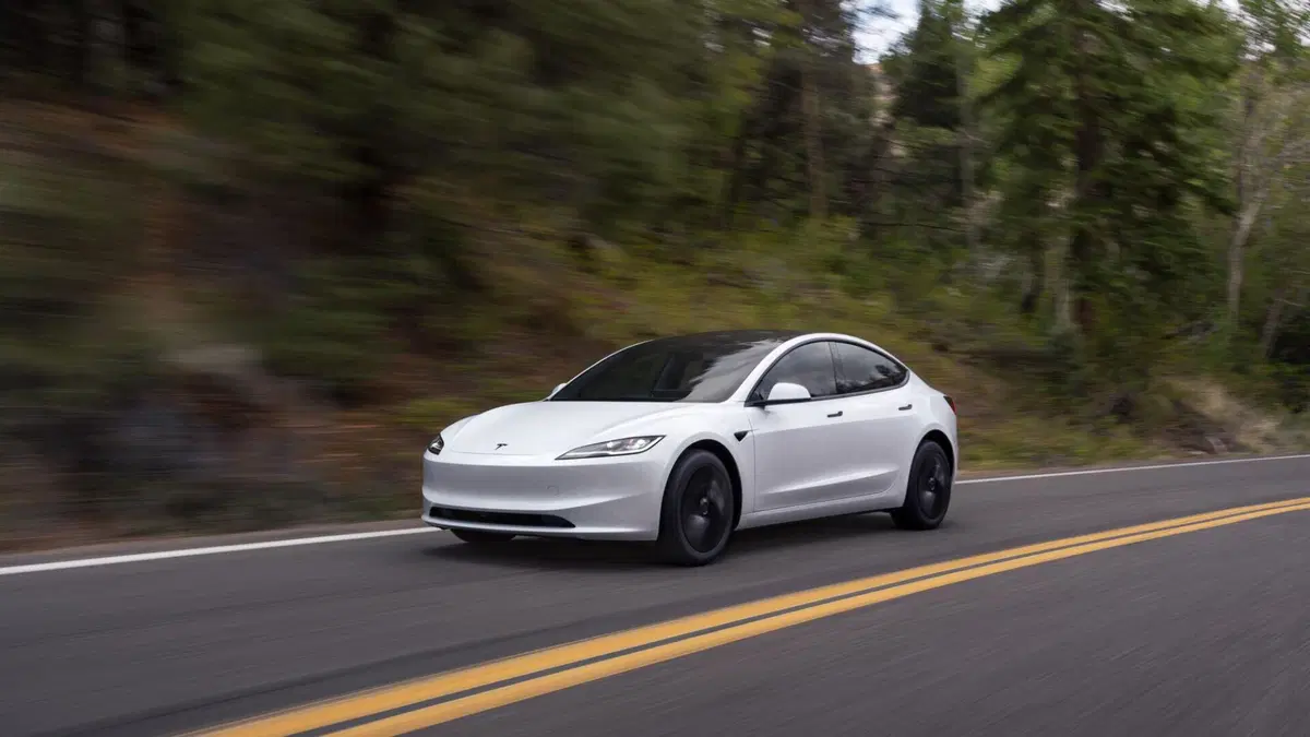 Tesla Model Y e Model 3 Standard: debuttano ufficialmente le versioni più accessibili del SUV e della berlina elettrica (12)