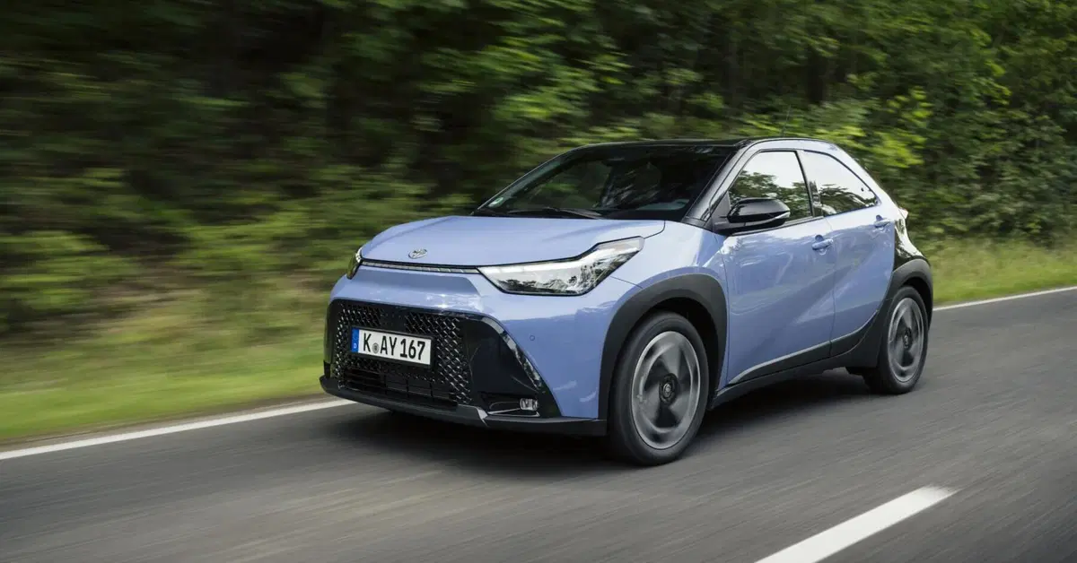 Toyota Aygo X hybrid 2025: svelati i prezzi per il mercato italiano della prima citycar full hybrid 