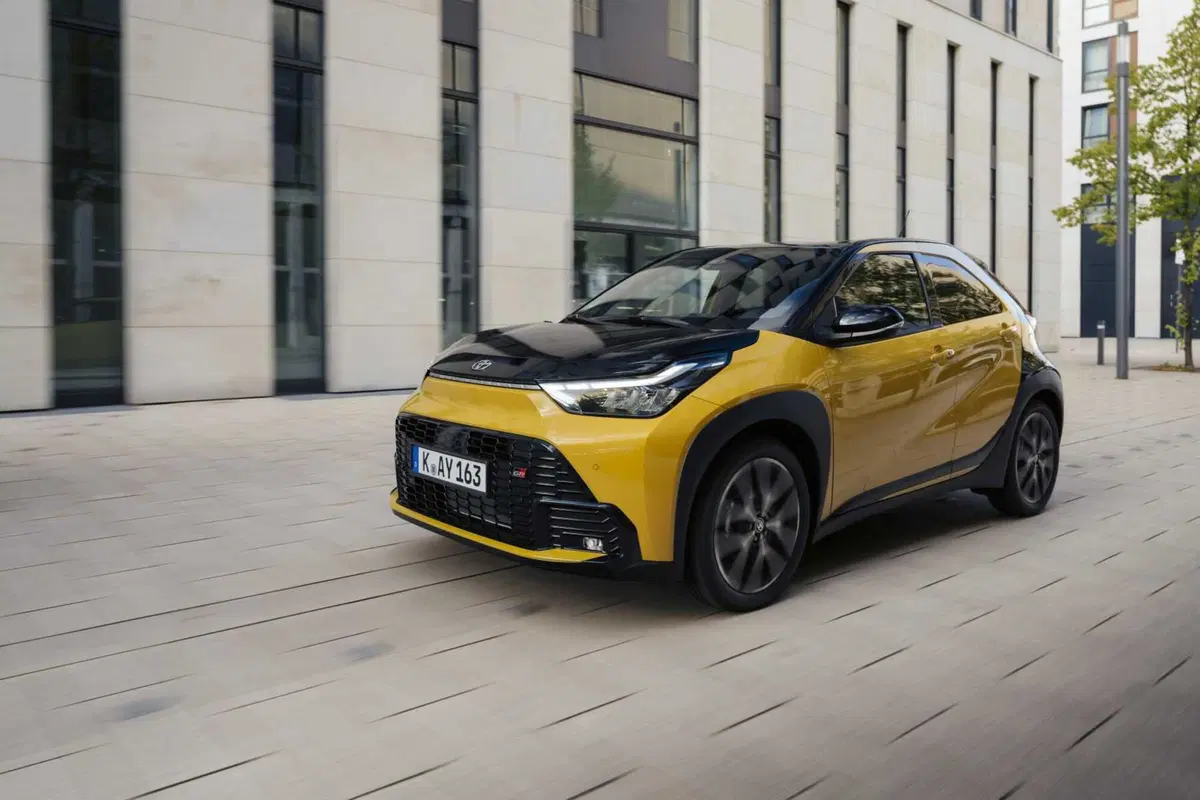 Nuova Toyota Aygo X hybrid 2025: rivoluzione nel segmento A con prezzi da 17.950€