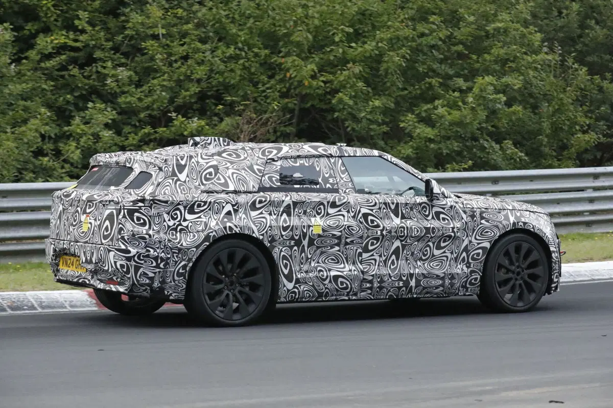 Range Rover Velar: il futuro elettrico prende forma al Nurburgring [Foto Spia]