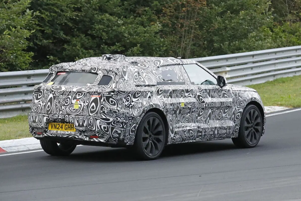 Range Rover Velar: il futuro elettrico prende forma al Nurburgring [Foto Spia] (2)