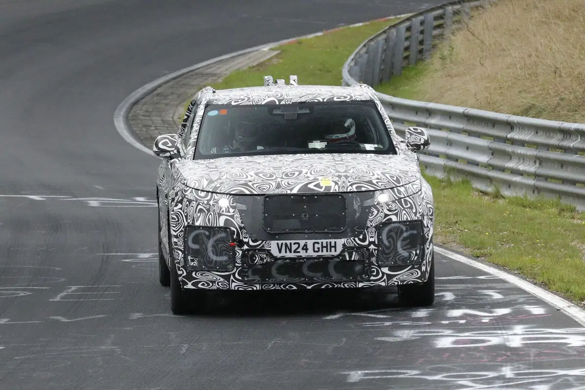 Range Rover Velar: il futuro elettrico prende forma al Nurburgring [Foto Spia] (3)