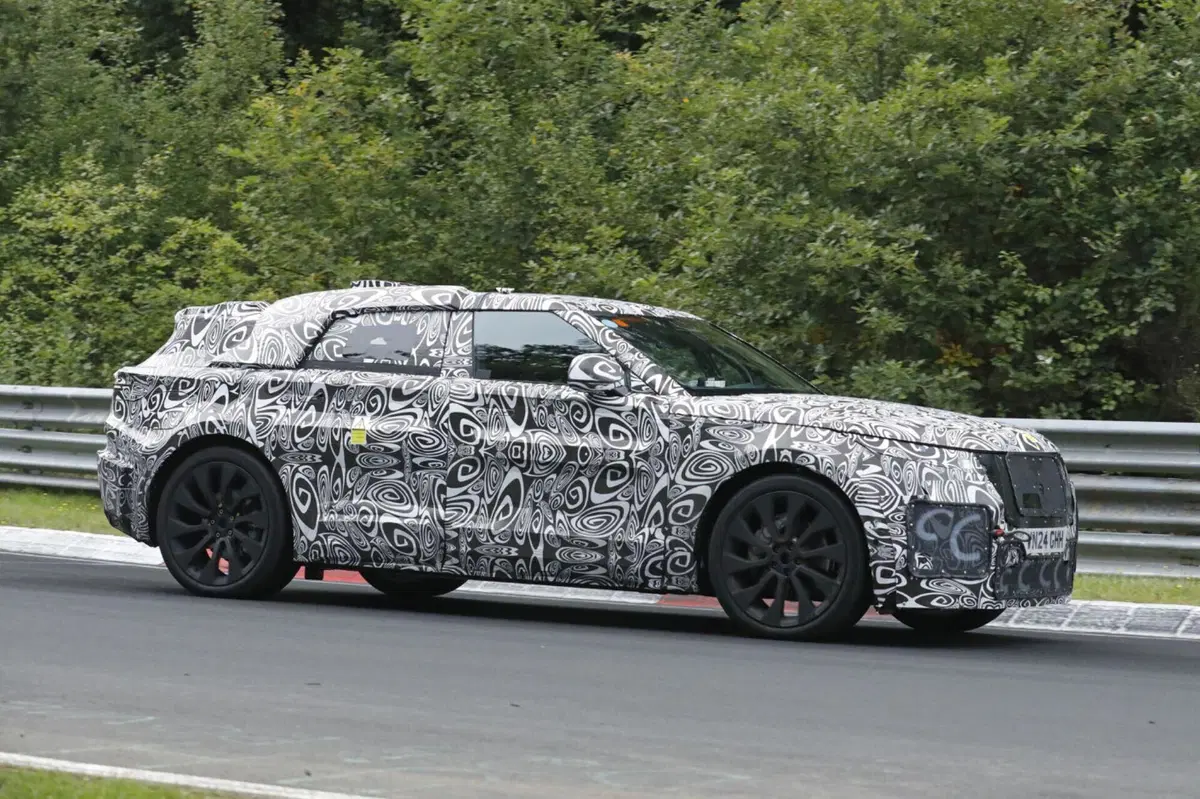Range Rover Velar: il futuro elettrico prende forma al Nurburgring [Foto Spia] (4)