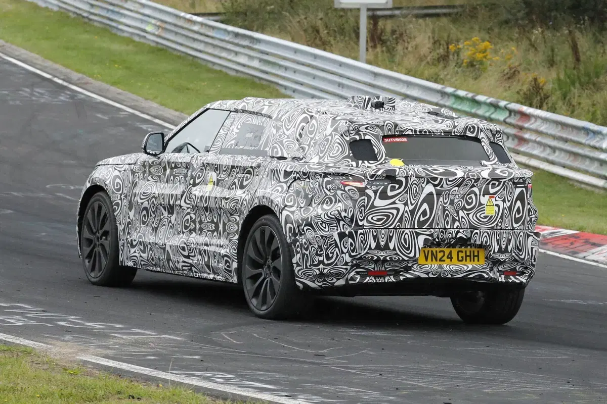 Range Rover Velar: il futuro elettrico prende forma al Nurburgring [Foto Spia] (5)