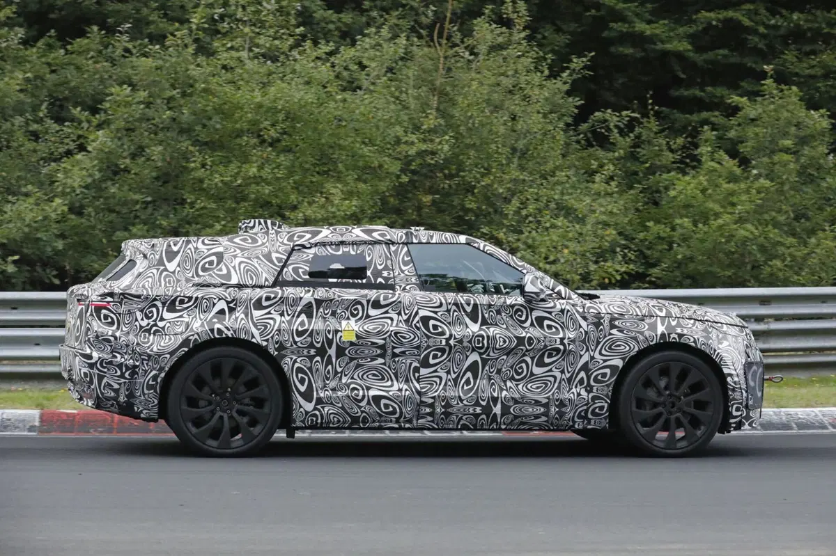 Range Rover Velar: il futuro elettrico prende forma al Nurburgring [Foto Spia] (6)