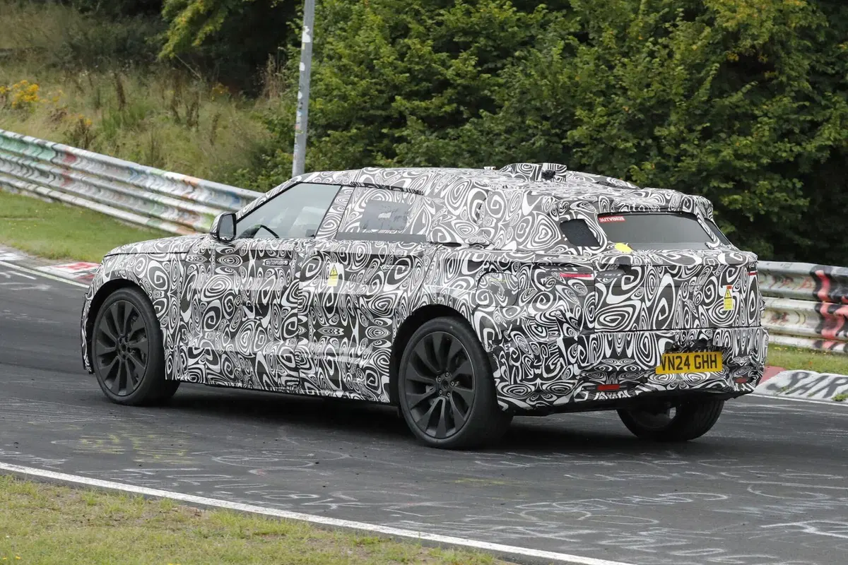 Range Rover Velar: il futuro elettrico prende forma al Nurburgring [Foto Spia] (7)