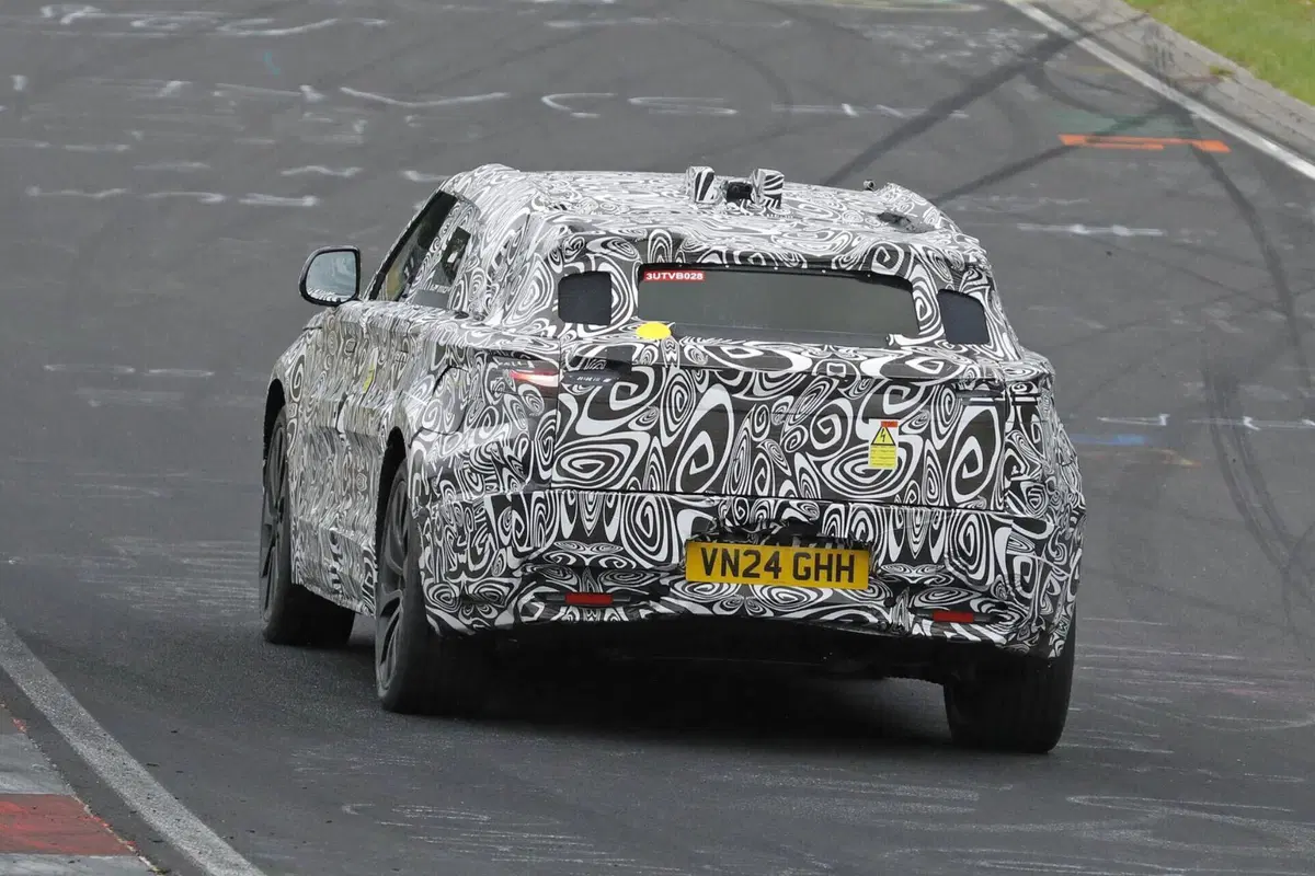 Range Rover Velar: il futuro elettrico prende forma al Nurburgring [Foto Spia] (8)