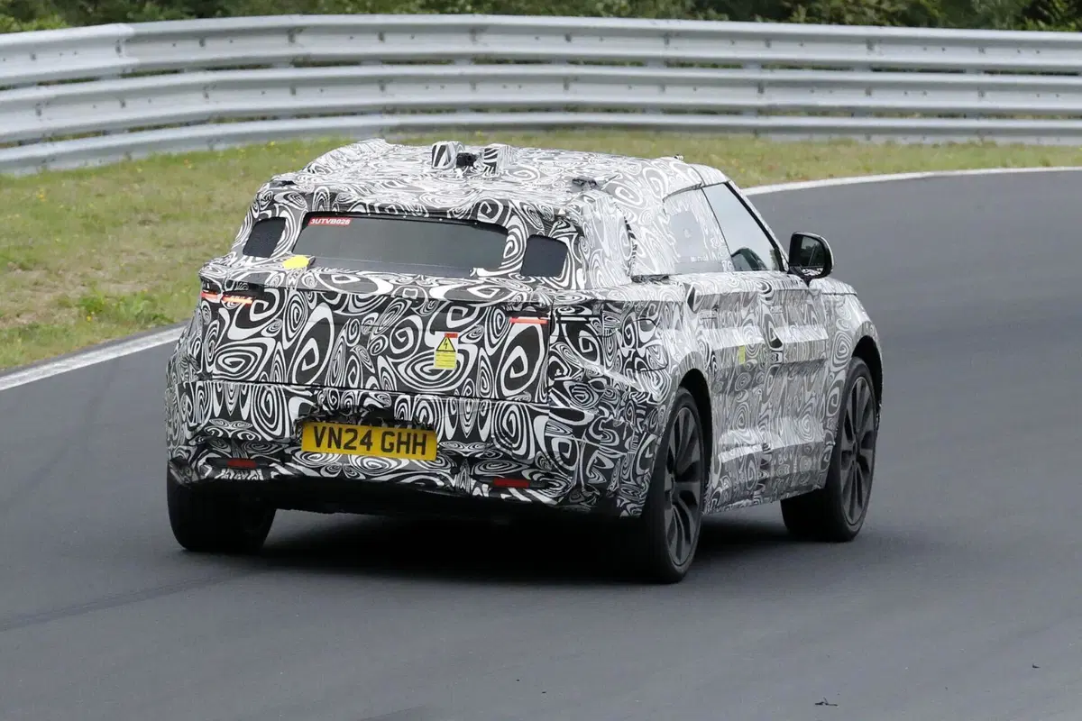 Range Rover Velar: il futuro elettrico prende forma al Nurburgring [Foto Spia] (9)