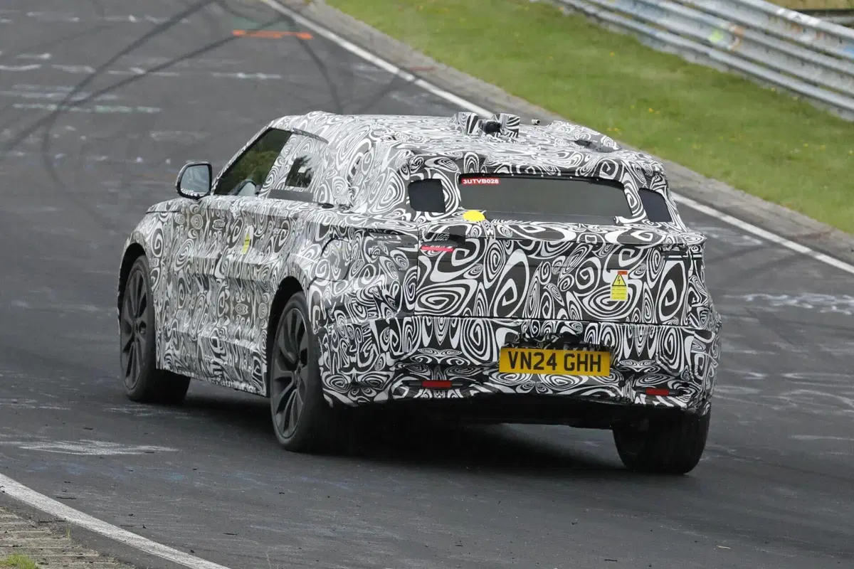 Range Rover Velar: il futuro elettrico prende forma al Nurburgring [Foto Spia] (10)