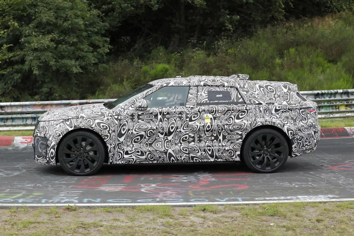 Range Rover Velar: il futuro elettrico prende forma al Nurburgring [Foto Spia] (11)