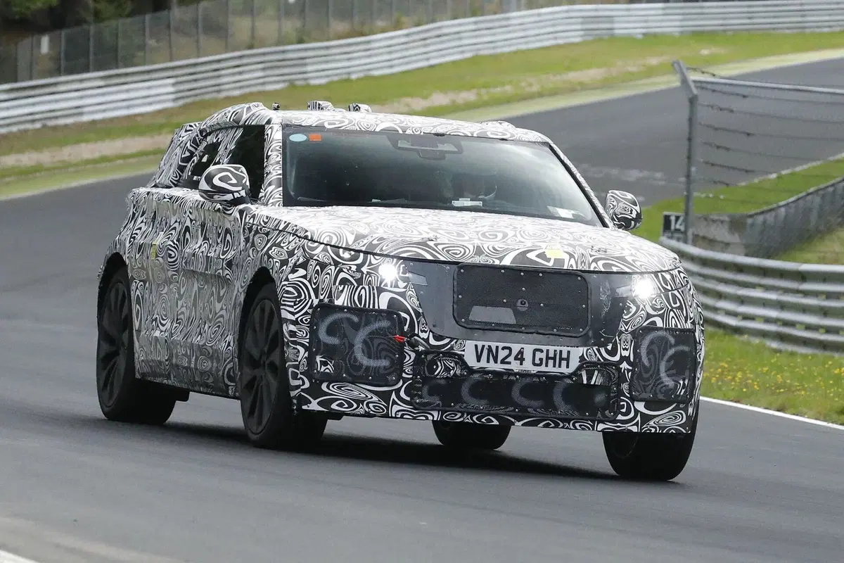 Range Rover Velar: il futuro elettrico prende forma al Nurburgring [Foto Spia] (12)