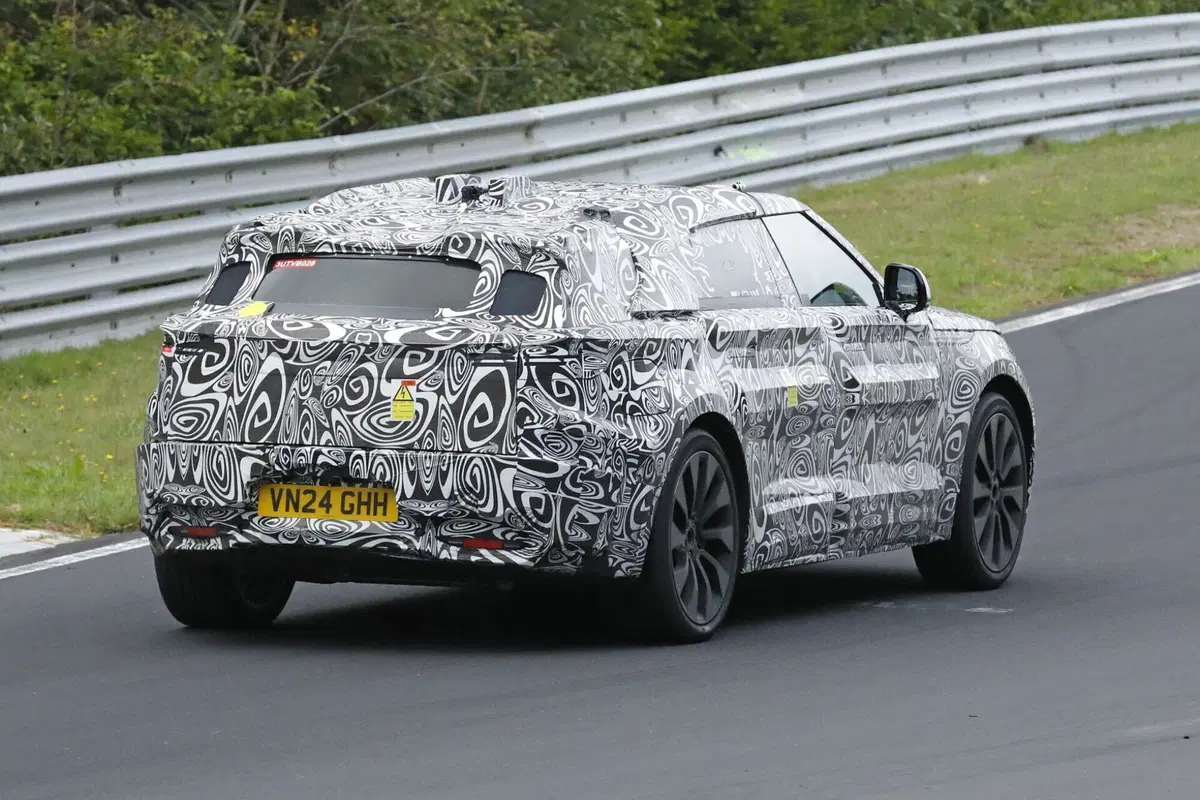 Range Rover Velar: il futuro elettrico prende forma al Nurburgring [Foto Spia] (13)