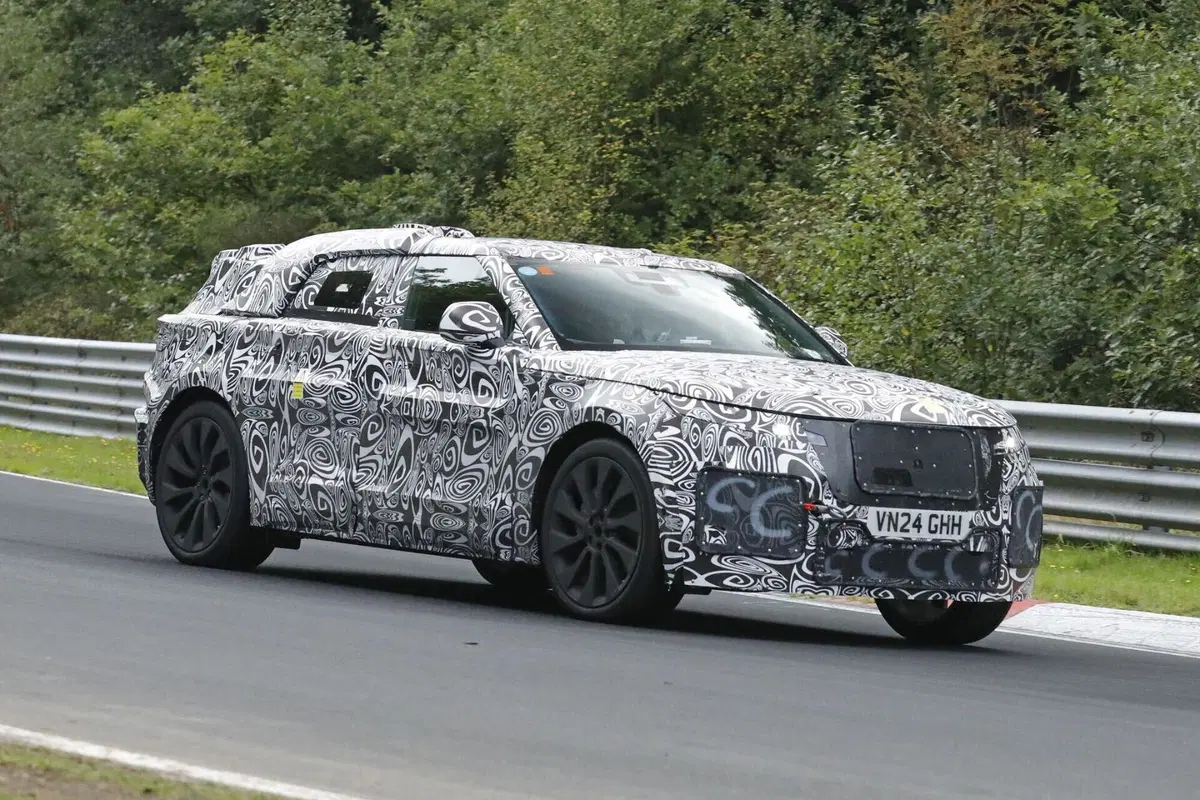 Range Rover Velar: il futuro elettrico prende forma al Nurburgring [Foto Spia] (14)