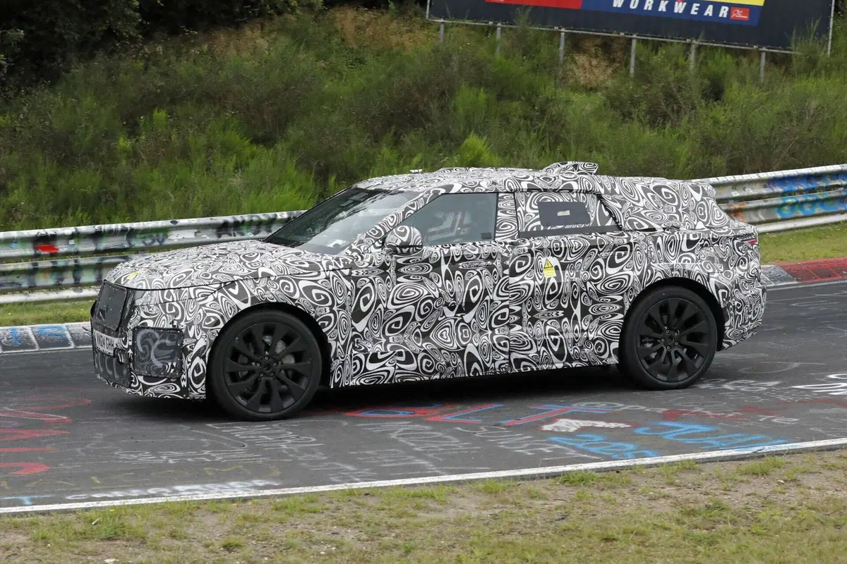 Range Rover Velar: il futuro elettrico prende forma al Nurburgring [Foto Spia] (15)