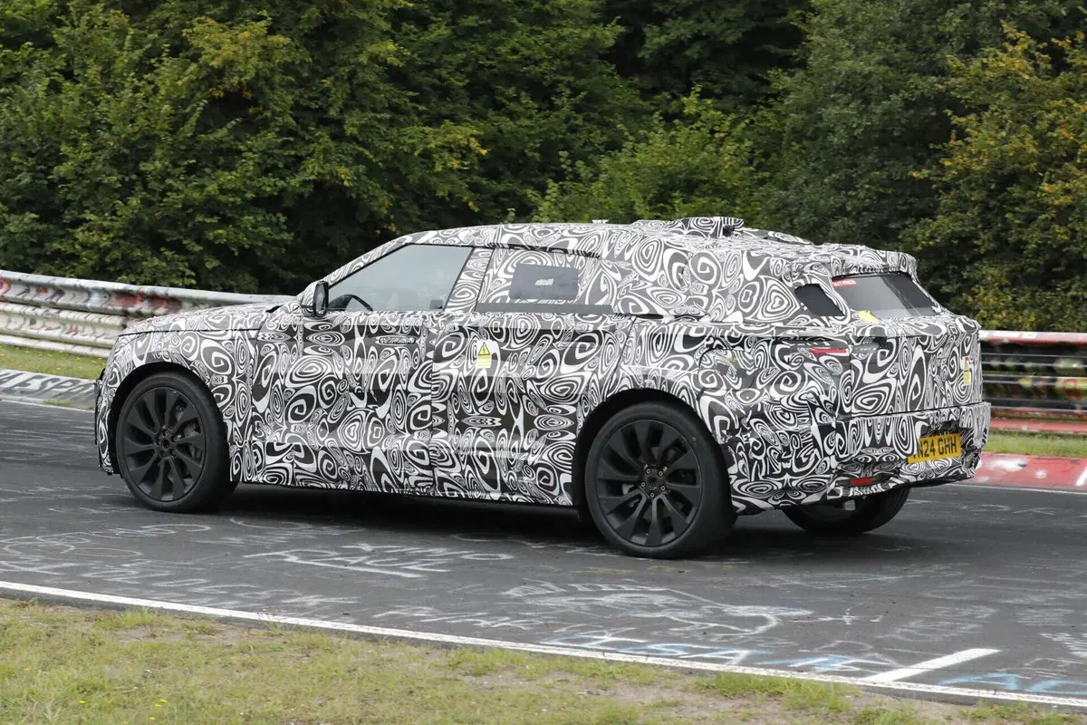 Range Rover Velar: il futuro elettrico prende forma al Nurburgring [Foto Spia] (16)