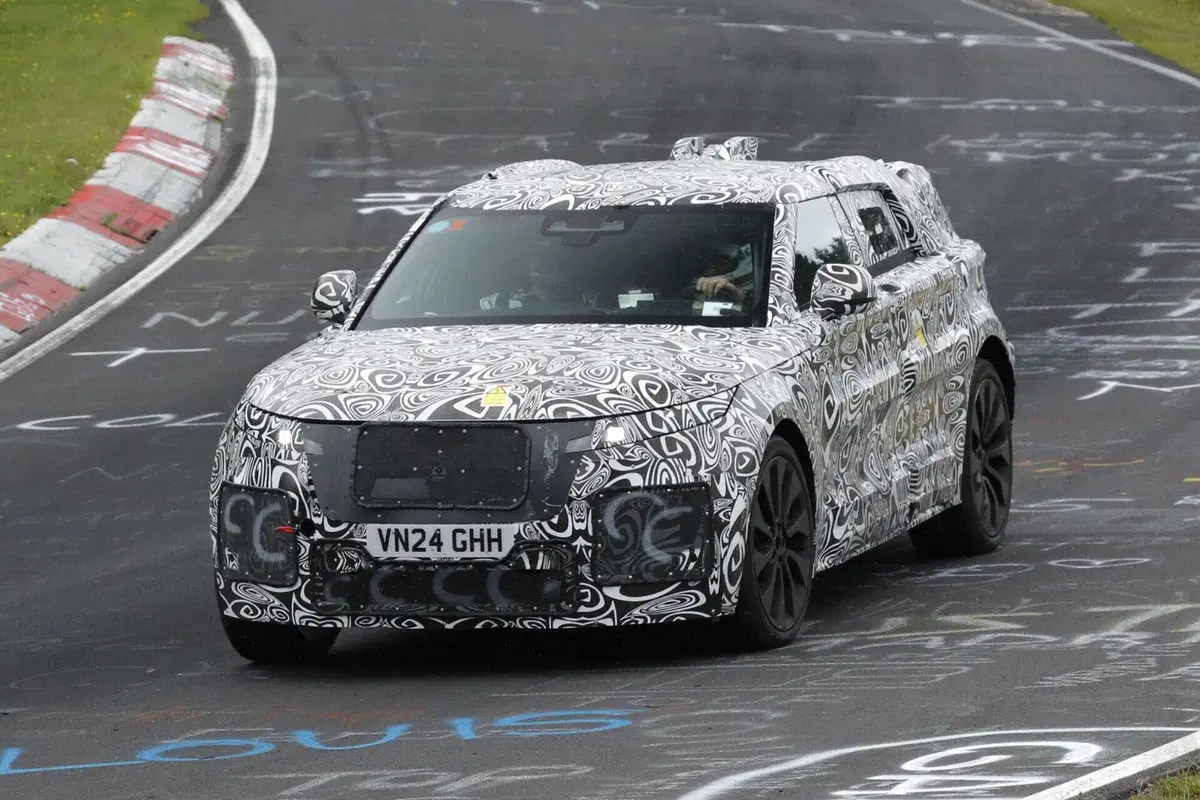 Range Rover Velar: il futuro elettrico prende forma al Nurburgring [Foto Spia] (17)