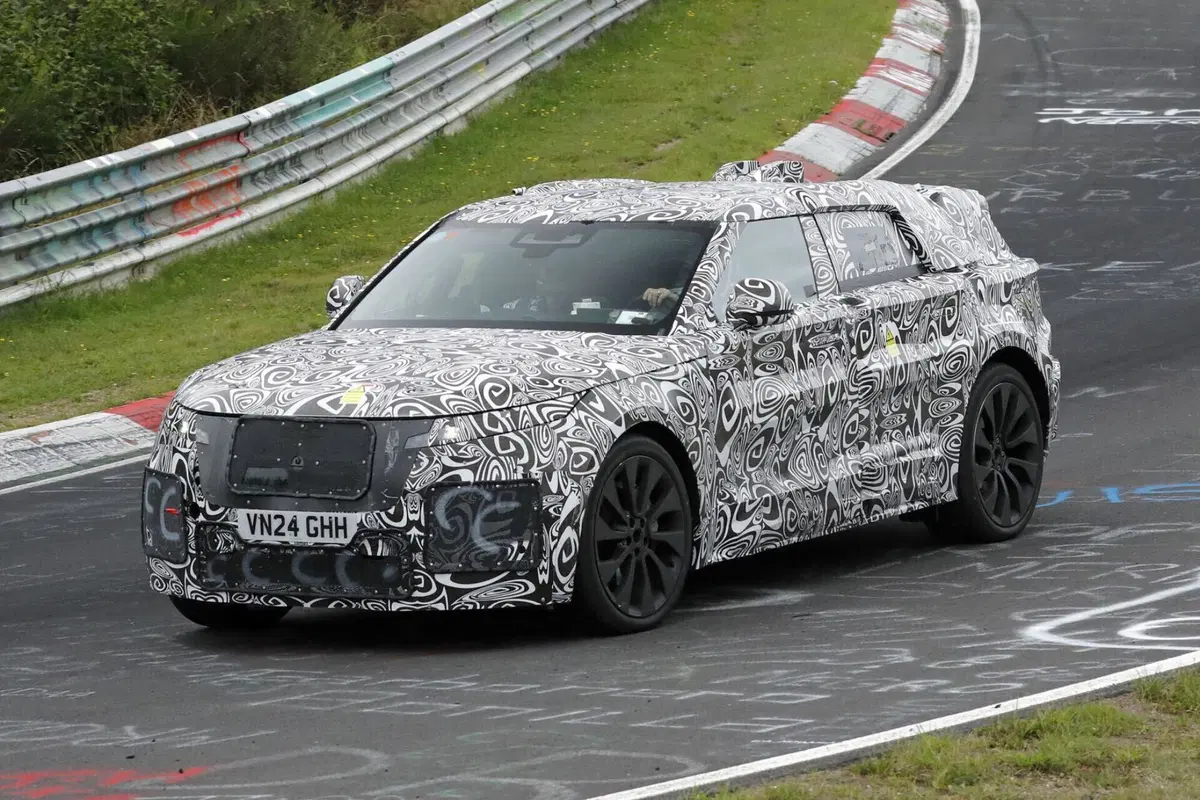 Range Rover Velar: il futuro elettrico prende forma al Nurburgring [Foto Spia] (18)