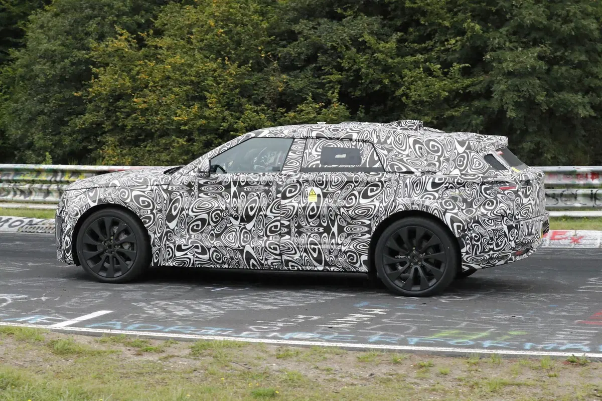 Range Rover Velar: il futuro elettrico prende forma al Nurburgring [Foto Spia] (19)