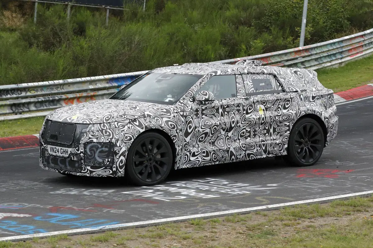Range Rover Velar: il futuro elettrico prende forma al Nurburgring [Foto Spia] (20)