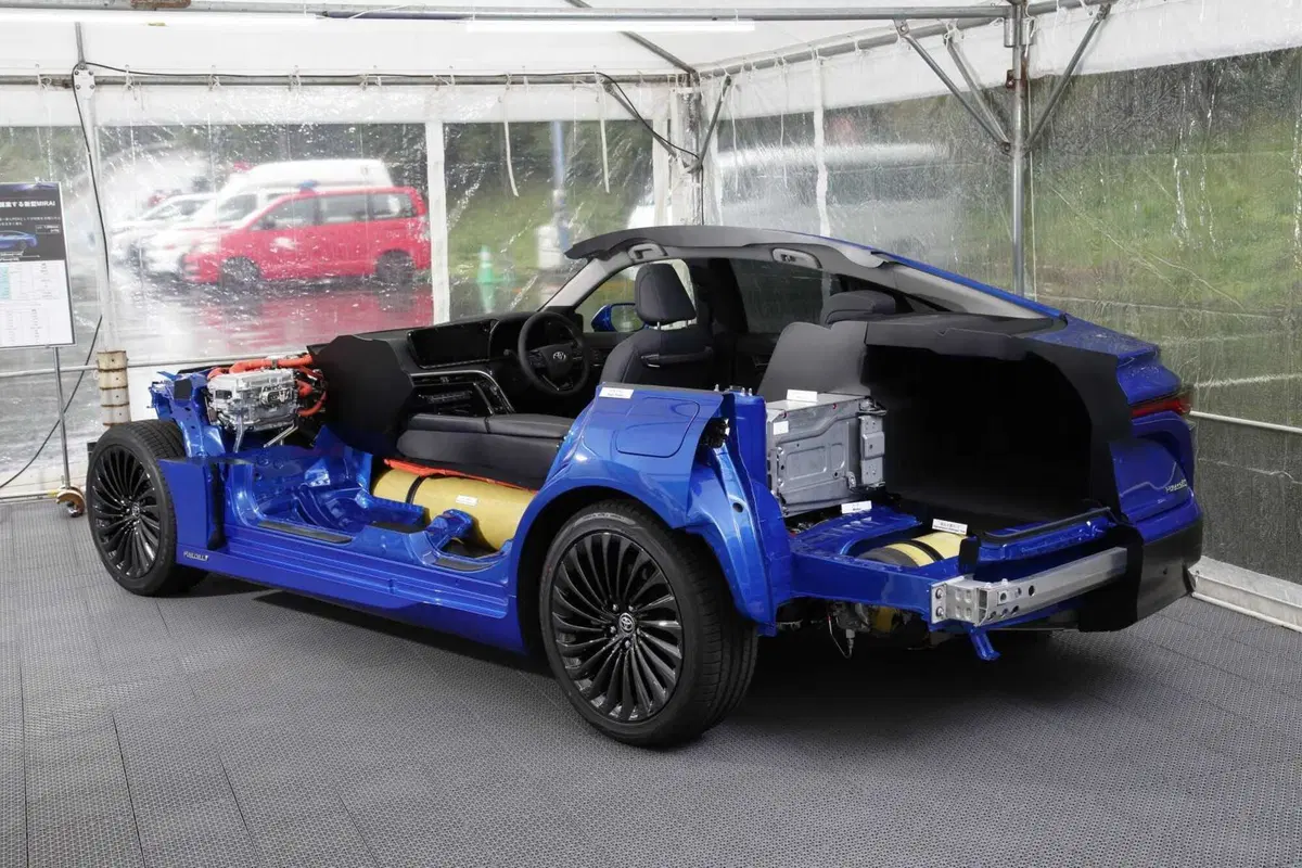 Toyota e l'idrogeno: storia di un sogno da 28 auto su 100.000  (4)